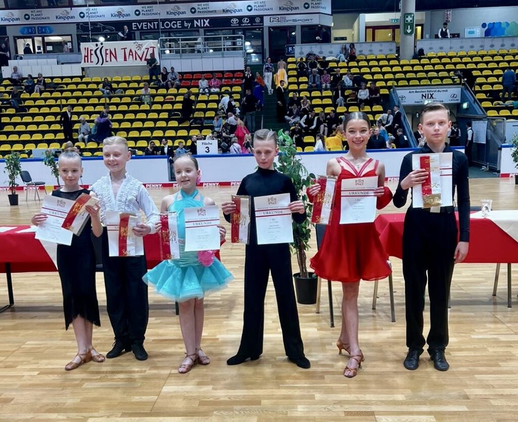 Tymofii Denysenko & Sofiia Chebrova (1. Paar von rechts) gewinnen den 3. Platz bei "Hessen tanzt" am 10.05.2024
